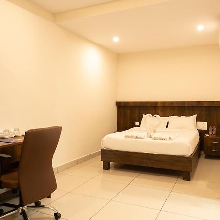The King'S Meadows Hotell Golhalli Exteriör bild