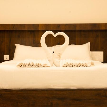 The King'S Meadows Hotell Golhalli Exteriör bild