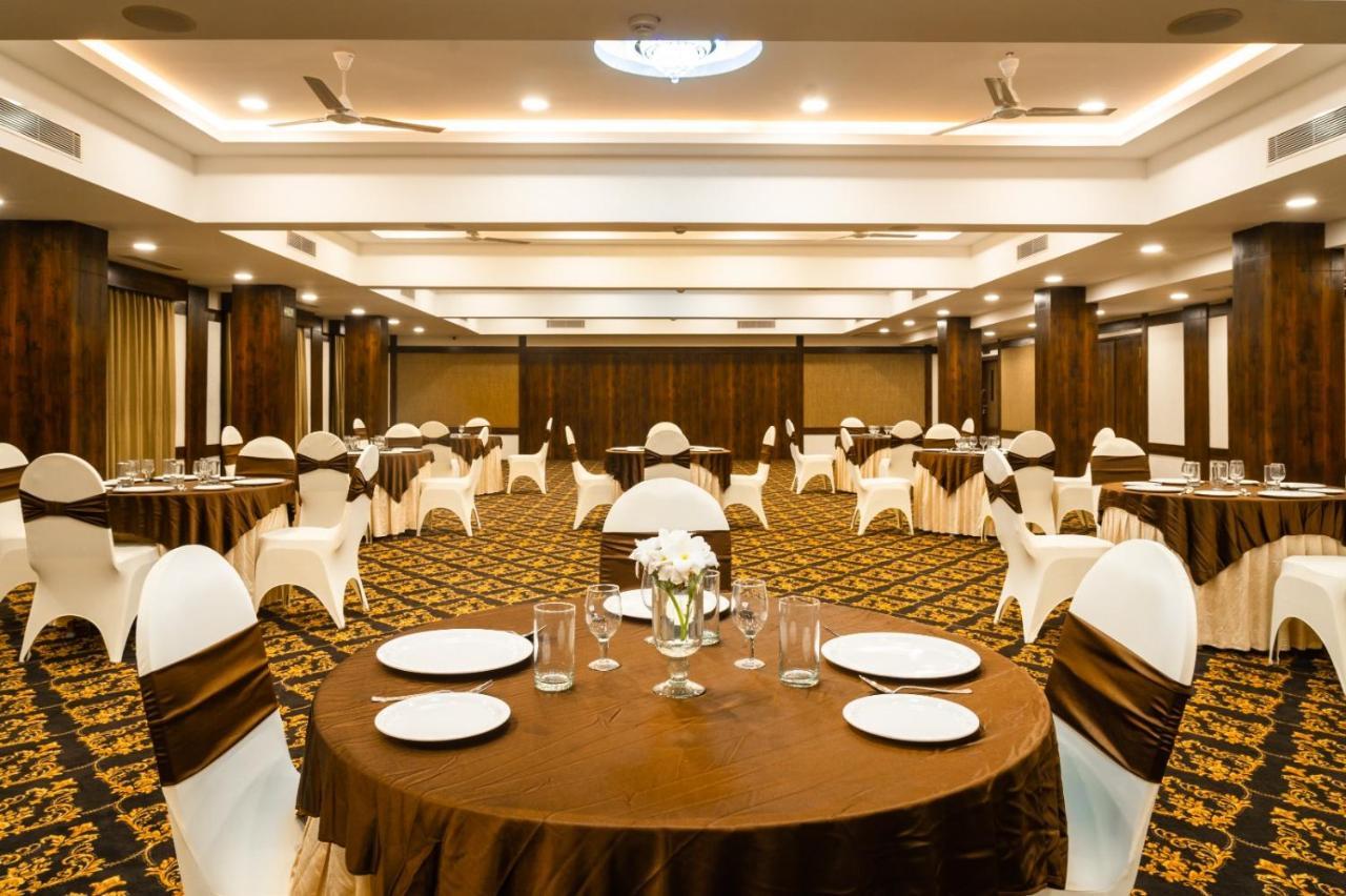 The King'S Meadows Hotell Golhalli Exteriör bild