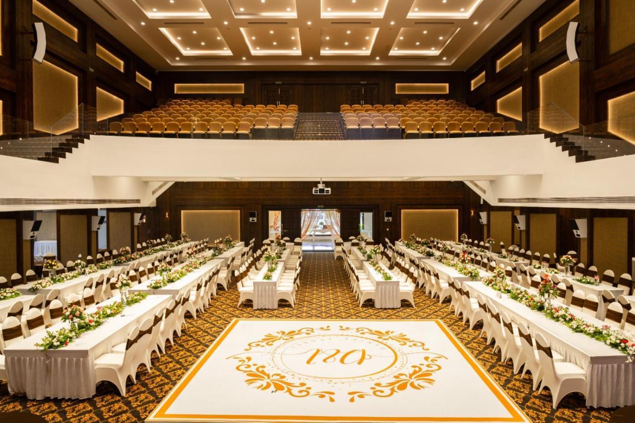 The King'S Meadows Hotell Golhalli Exteriör bild