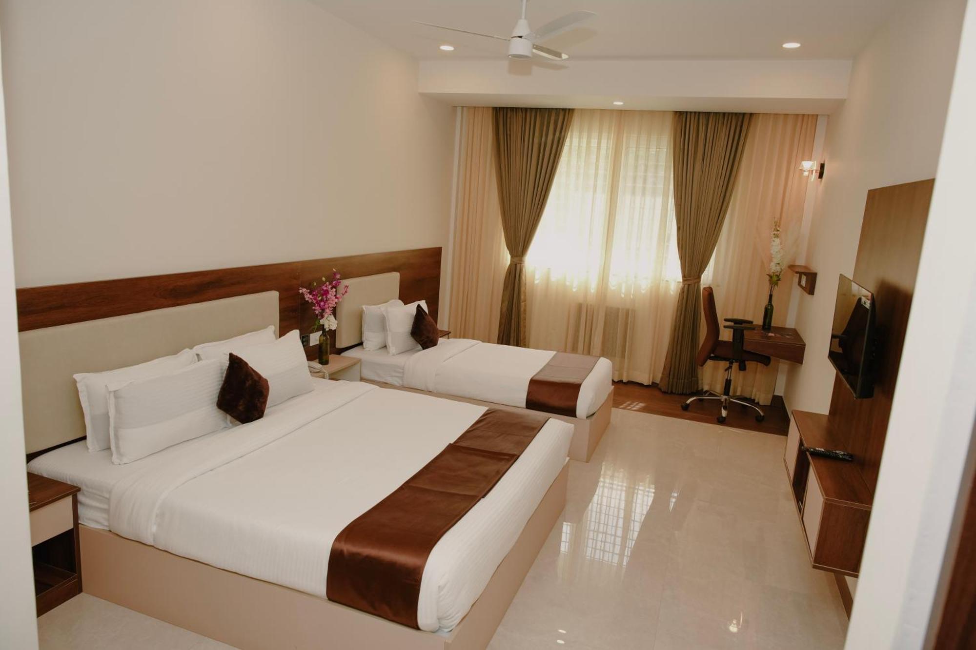 The King'S Meadows Hotell Golhalli Exteriör bild