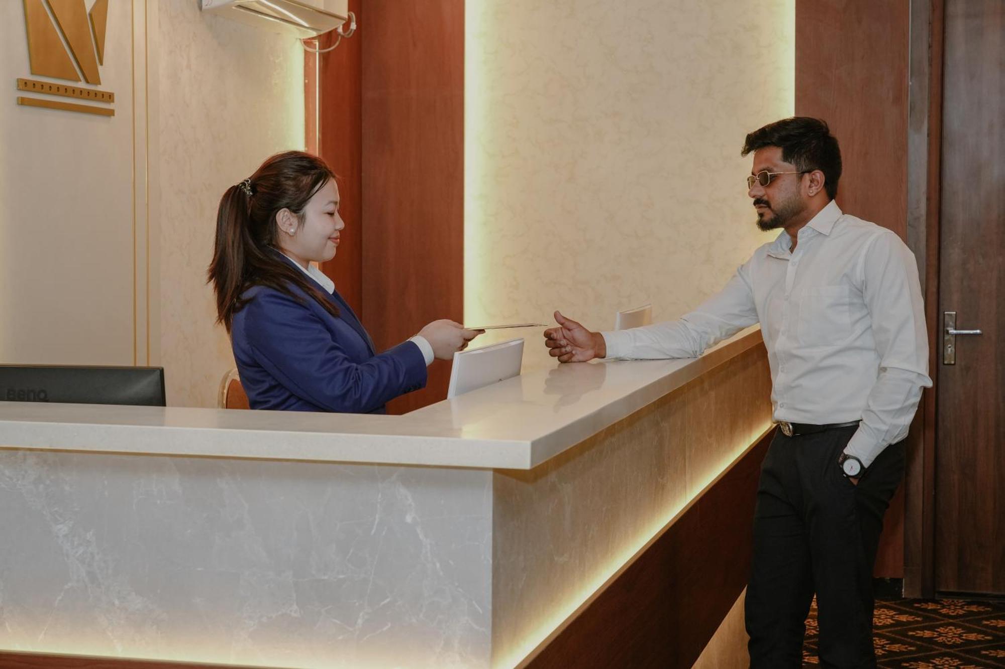 The King'S Meadows Hotell Golhalli Exteriör bild