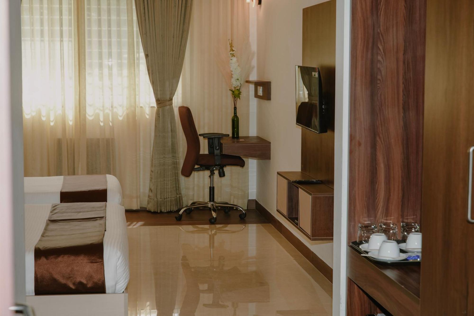 The King'S Meadows Hotell Golhalli Exteriör bild