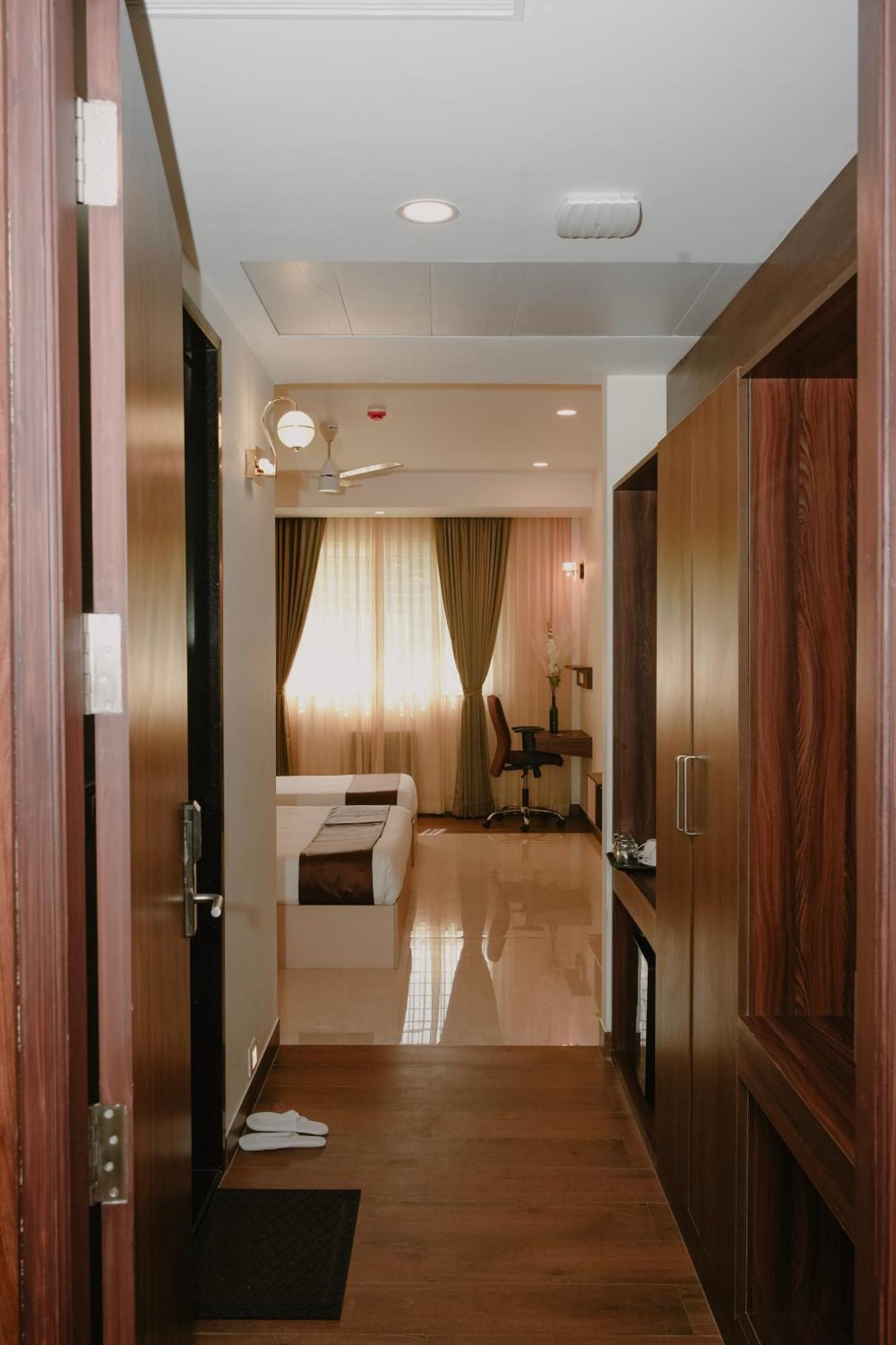 The King'S Meadows Hotell Golhalli Exteriör bild