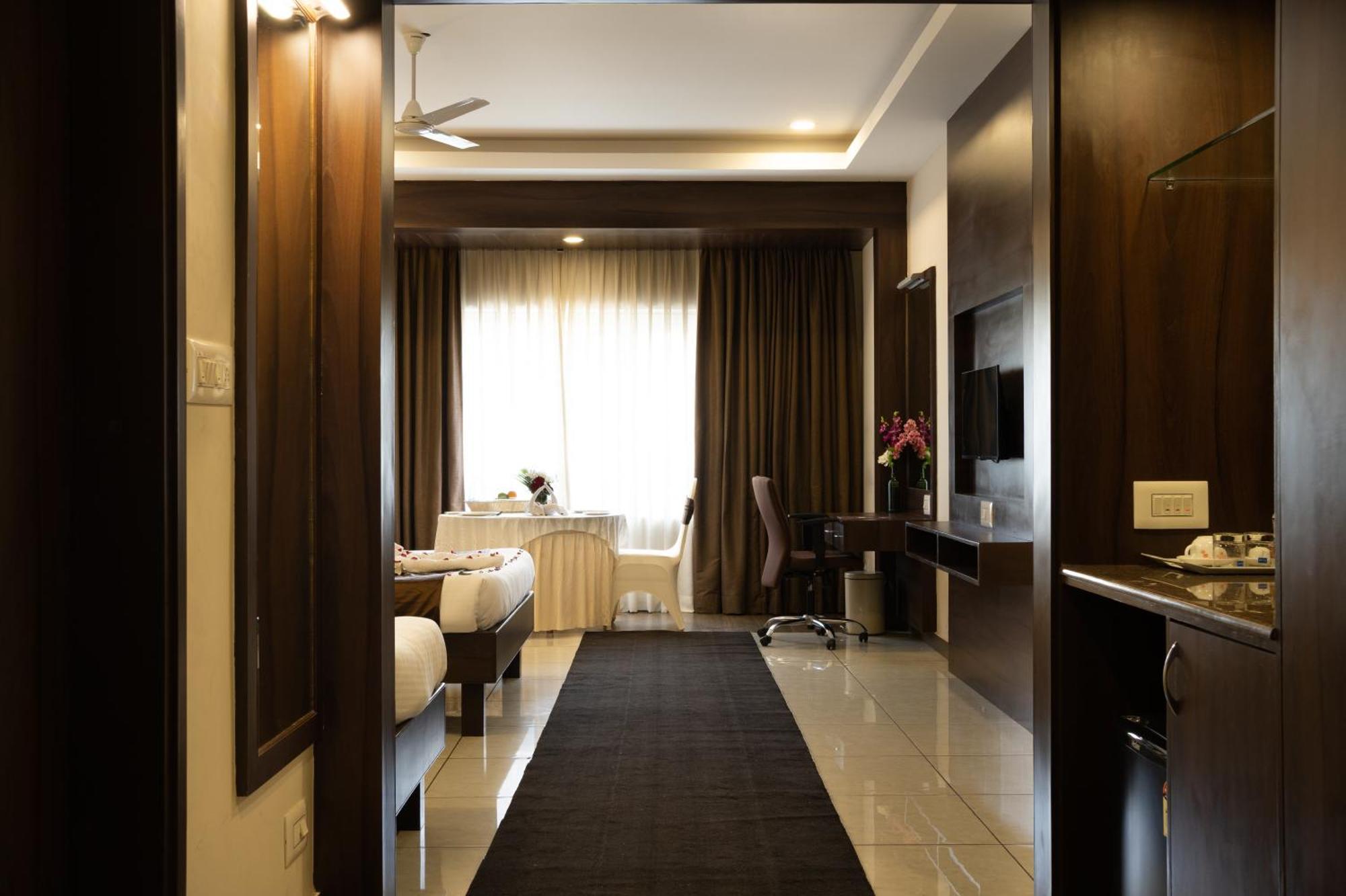 The King'S Meadows Hotell Golhalli Exteriör bild