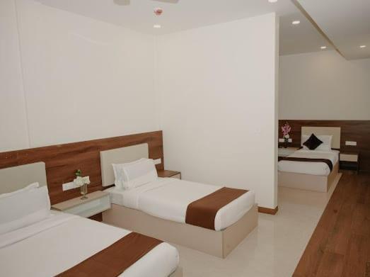 The King'S Meadows Hotell Golhalli Exteriör bild