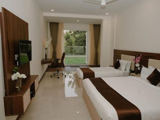 The King'S Meadows Hotell Golhalli Exteriör bild