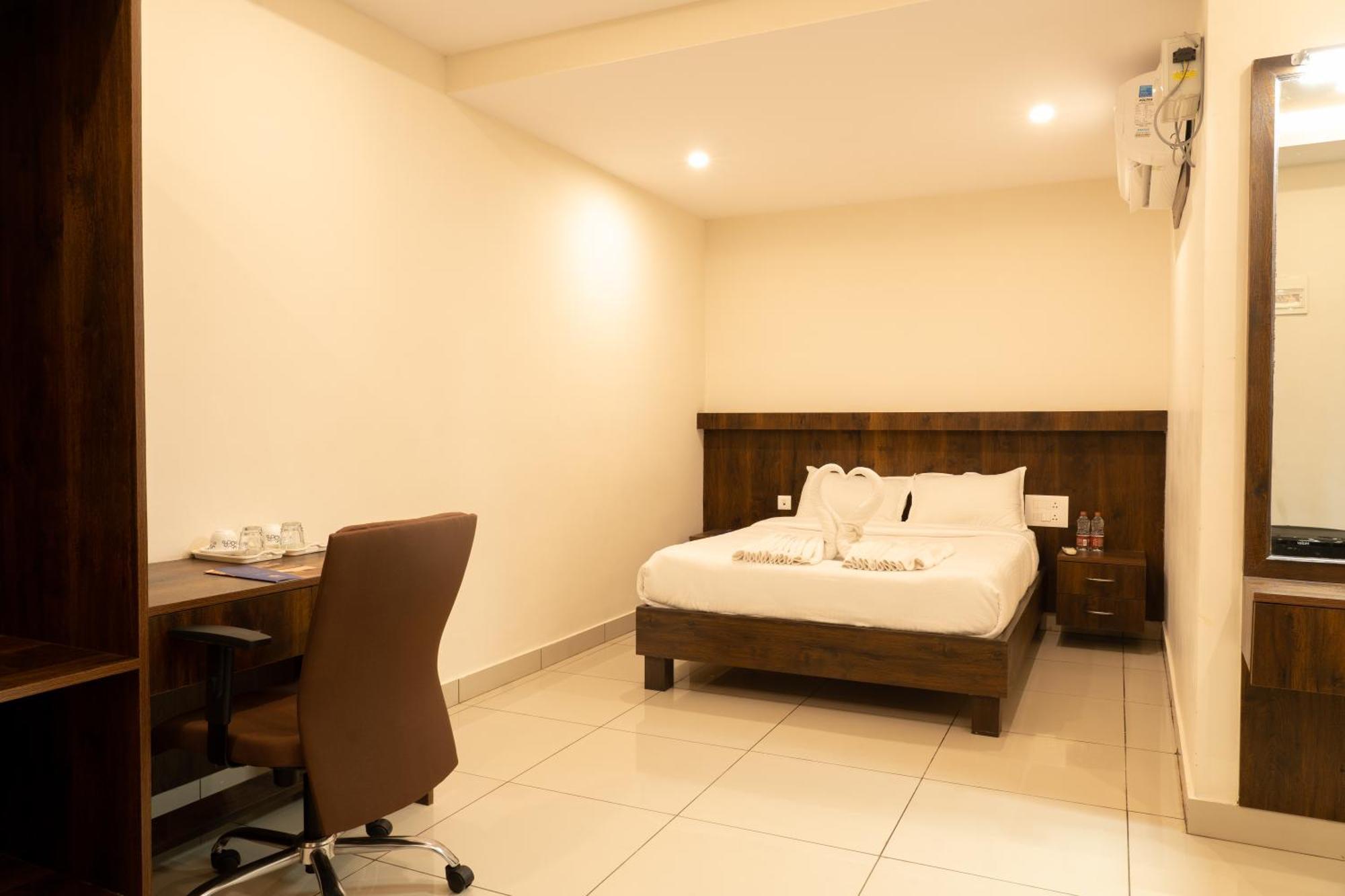 The King'S Meadows Hotell Golhalli Exteriör bild