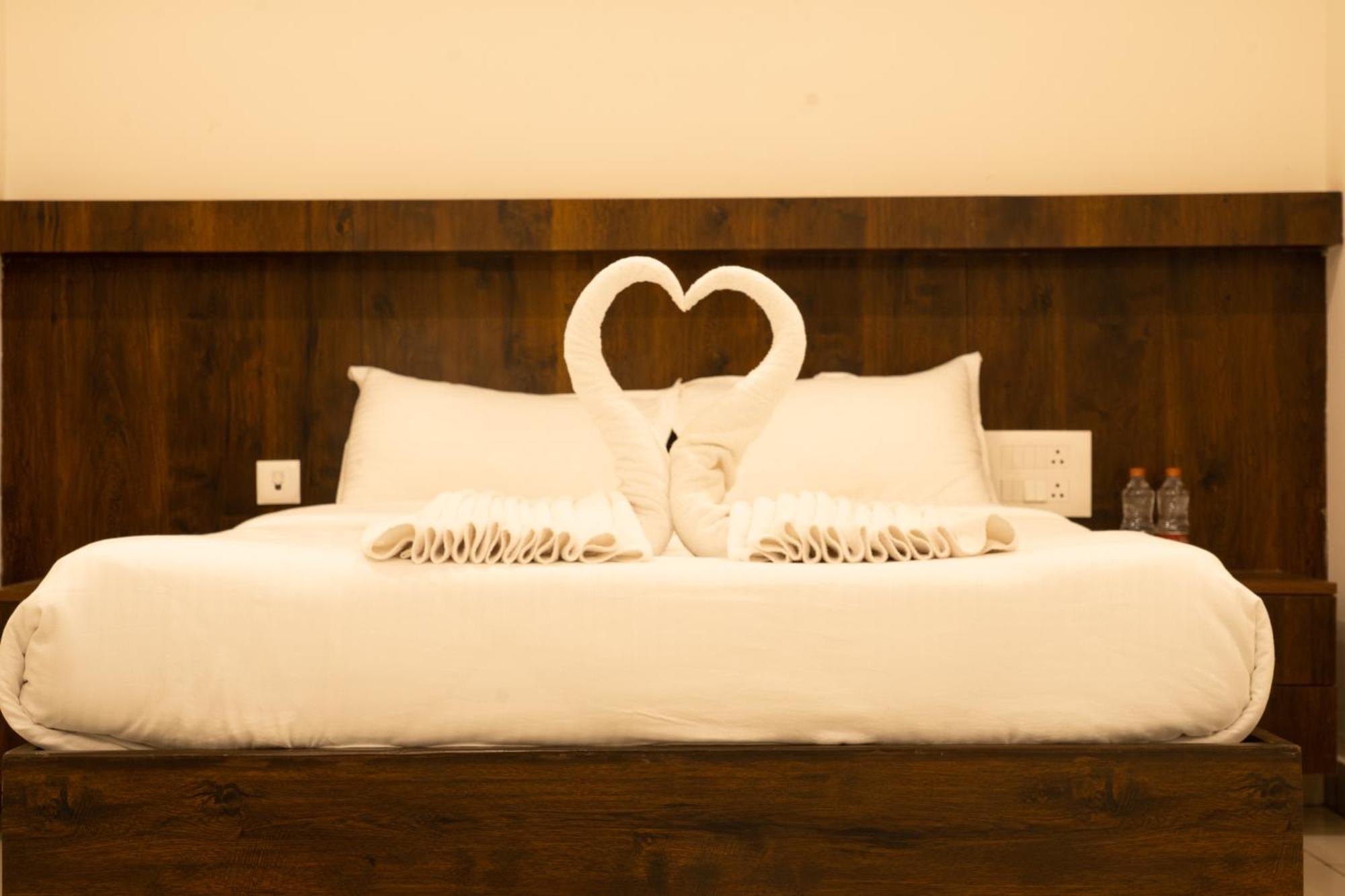 The King'S Meadows Hotell Golhalli Exteriör bild