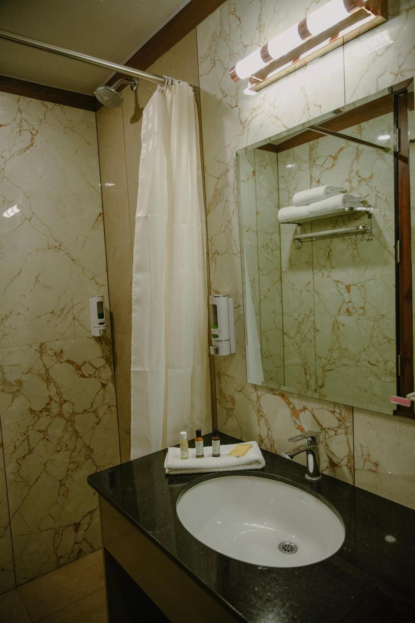 The King'S Meadows Hotell Golhalli Exteriör bild